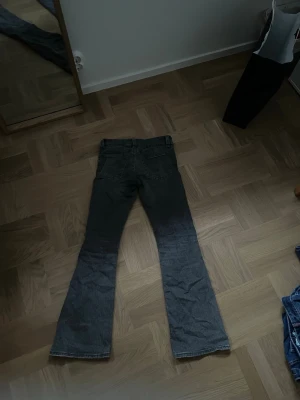 Grå bootcut jeans  - Säljer ett par grå jeans från Gina Tricot. Jeansen har bootcut passform och klassiska fickor. 