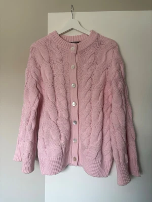 Chunky Knitted Sweater - Chunky Knitted Sweather från Gina Tricot. Köpt förra året, använd 2-3 gånger. Jättefin, men kommer inte till användning. Storlek: XS (oversized). 