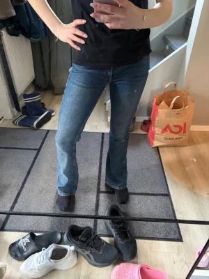 Blåa junkyard jeans  - Lite märke längst ner 