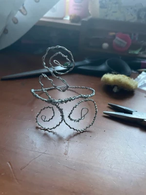 Snyggt armband/armcuff i silver med swirls som ger en cool vibe - Det är ett armband/armcuff som är handgjord man kan böja den för att justera storleken 💖