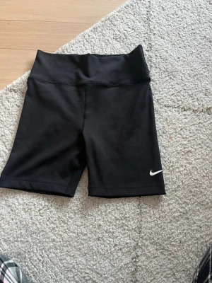 Nike One shorts - Andvända 2-3 gånger, inget slitage. Junior M så storlek. 137-146 cm.