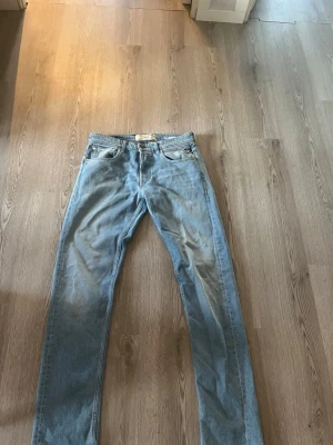Replay jeans  - Snygga replay jeans som är ljusblåa och sitter väldigt bra.