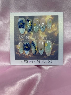Maré (S);Medium Almond - Handgjorda press-on naglar i en medium mandelform med beigenude och blå blush designe, dekorerade med handgjord 3D-blommor, guld och 3D nailart linjer. I storlek S: 15 mm, 11,5 mm, 12 mm, 11 mm, 9 mm  designen är unik med detaljerade blommor och ocean tema.