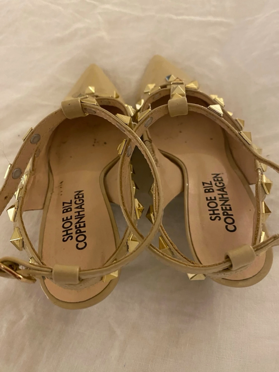 Beige pumps med nitar Shoe Biz - 1