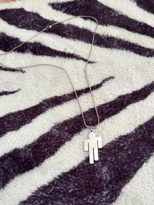 Billie Eilish Blohsh logo Necklace halsband - Silvrigt Billie Eilish halsband. Kedjan är cirka 60 cm och smycket cirka 4 cm långt. Titanstål. Unisex. Oanvänd.  Skickar gärna i bundle  #billieeilish #merch #necklace #blohshbillieeilish #blosh #blohsh #billie #billienecklace #halsband #jewelry #blohshnecklace #silver #stainlesssteel #billieblush #eilish #naszyjnik #Łańcuszek #Biżuteria #kaulakoru #halskæde 