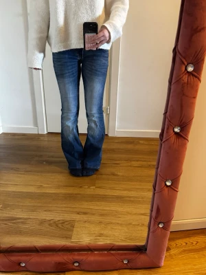 Lager 157 jeans - Säljer ett par helt nya Lager 157 jeans. De är aldrig använda och i nyskick, endast testade som på bilden. Snygg modell med lätt utsvängda ben och low rise passform som sitter fint. Säljer dem eftersom jag vill köpa samma modell i en annan   #lager157 #jeans #blåjeans #lowrise #lowrisejeans #bootcut #flarejeans #y2kstyle #y2kfashion #90sfashion #2000sfashion #trend #mode #outfit #ootd 