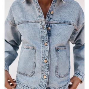 Jeansjacka  - Säljer denna jättesnygga jeansjackan från Zara, den är använd några gånger förra sommaren men är i jättebra skick. Använd gärna köp nu. Orginalspris 379. 