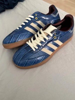 Adidas x wales Bonner navy croc - Säljer dessa riktigt feta adidas x wales bonner navy crocs, storlek 44 i nyskick!ge prisförslag