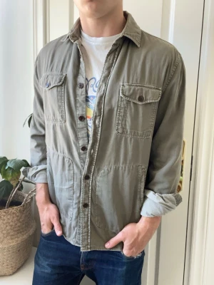 Acne overshirt  - Acne overshirt, stor på modellen. Inga defekter! Modellen i bilderna är 180 cm 75 kg och bär Storlek L , Kom med frågor! 🌟 (Kan gå ned i pris vid köp av paket 😉) 