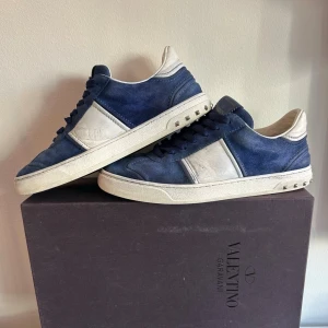 Valentino flycrew  - Säljer ett par riktigt feta valentino flycrew! Det fattas bara en spik ock dom är i gott skick. Det är storlek 40,5 