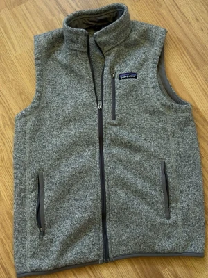 Ny Fleece väst från patagonia - Nyskick använd max nån gång eller två, kvitto/order bekreftelse finns på mailen och bara höra av sig vid fler funderingar. Väldigt bra passform för dig runt 175-185 cm.