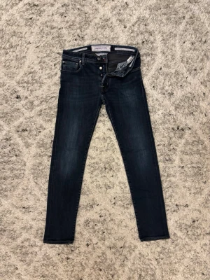Mörkblå slim jeans Jacob Cohën - Snygga stilrena Jeans från Jacob Cohën. Äkta naturligtvis! | Storleken är 29/32 | Jacob cohen är oftast smalare i midjan är vanliga jeans. Dessa sitter bra som passform men är 37cm i midjan och 100cm i längden | Fickan är ihopsydd