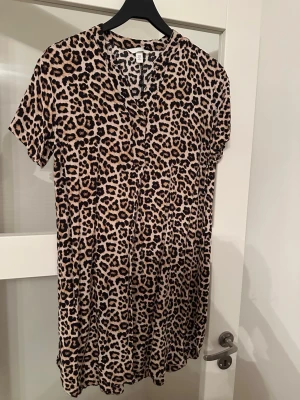 Leopardmönstrad kort klänning H&M - Aldrig använd, dock tvättad en gång :) oversized modell 