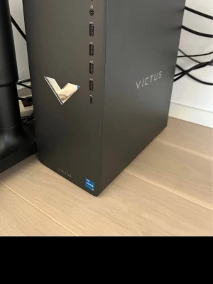 Speldator RTX 3060/i5-13/16RAM/512SSD - Säljer min stationära gamingdator då jag inte hinner spela längre. Köpt 2024-09-01 och är knappt använd sen dess. En HP Victus 15L av generation 13 som fungerar perfekt till alla moderna spel. Kvitto kan fås på mejl.  GPU: Asus GeForce RTX 3060 12GB CPU: 13400F 2.5-4.6 GHz (10 kärnor, 16 trådar) RAM: 16GB DDR4 3200 MHz SSD: 512GB (supersnabb) Uppkoppling: Wi-Fi 6 + Bluetooth 5.3  OS: Windows 11 Home 64-bit Anslutningar: 1st HDMI, 3st DP, 4+2st USB, 1 audio-in; 1 audio-out; 1 microphone; 1 headph