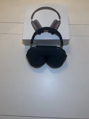 AirPods Max - Jag säljer mina AirPods Pro. Dem är i mycket bra skick. Jag har köpt dem på Power och kvitto finns på sista bilden. Du får med box, kvitto och laddare. Hör av dig vid frågor eller funderingar. Finns att hämta i Vasasatan, Stockholm men även frakt funkar.