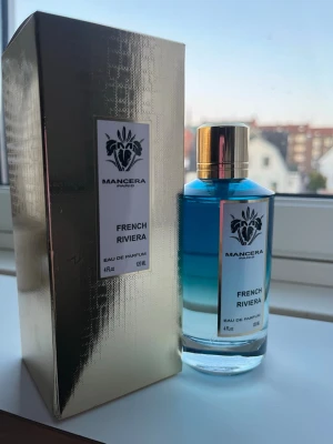 Mancera French Riviera - Mancera French Riviera 120ml 🌊✨  Säljer min Mancera French Riviera i 120ml. Endast testad några få spray, alltså i princip full. Kommer med originalbox och påse.  En lyxig, fräsch och somrig unisexdoft inspirerad av Franska rivieran.