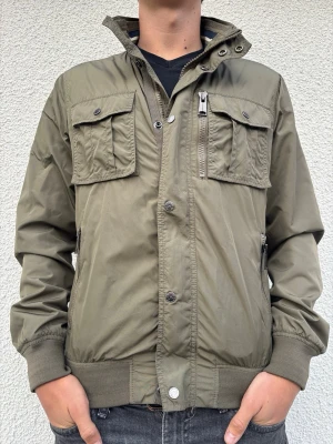 J.Lindeberg jacka - Säljer den här ursnygga J.Lindeberg jackan då jag inte använder den längre. Håller värmen perfekt nu på våren och agerar även vindskydd! Köpt för ungefär 2000 kronor och knappt använd, alltså inga defekter eller tecken på användning. Hör av er vid frågor! 