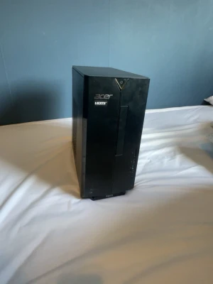 Acer svart stationär dator/ pc/ Alla sladdar som behövs följer med  - Säljer en svart stationär dator från Acer med HDMI-port. Datorn har en stilren, rektangulär form och är tillverkad i metall och plast. Perfekt för dig som vill ha en enkel och snygg Windows-dator till skrivbordet.och vill nöja sig till att spela många spel i en medel hög fps med 200-250 i många hög krävande fps spel till exempel som fortnite,cs2,Valorant osv. Sladdar följer med grafik kort geforce gtx 1650 
