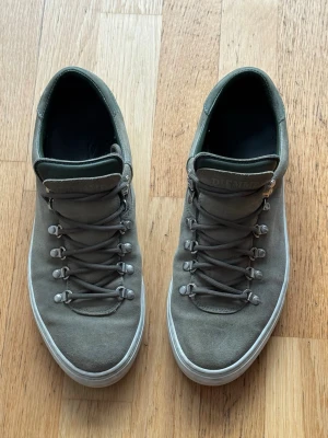 Diemme Sneakers - Säljer ett par Diemme Marostica Low i olivegrönt mockaläder, storlek EU 44. Handgjorda i Italien med robust gummisula och metalliska D-ringar.  Bra skick utan skador, endast lite smuts från användning.  Originalkartong saknas.  Nypris ca 3595 kr.