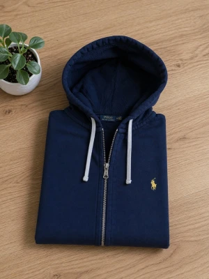 Marinblå Ralph Lauren zip hoodie  - Fint skick! Strl M, axelbredd 47 cm, längdmått 66 cm  Hör av dig vid frågor!