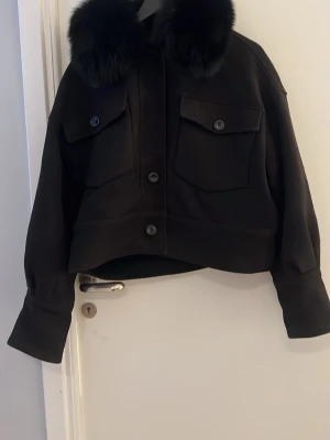 Meotine jacka - Jätte fin meotine jacka, en knapp har lossnat som man kan se på bilden, men går att laga lätt men annars inget man tänker på så jättemycket. Nypris ca. 3000❤️