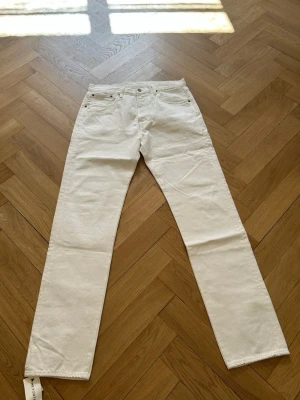 Levi’s 501 Jeans vita  - Säljer ett par vita 501 jeans från levis. Perfekt till en skön outfit på sommaren. Storlek W32 L34