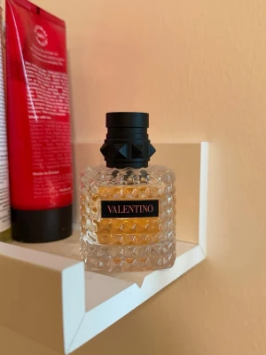 Valentino parfym  - Born In Roma Coral Fantasy Donna EdP 30 ml. Köpte den men den var tyvärr inte i min smak och därav säljer jag den vidare så den kommer till användning. Finns en hel del parfym kvar i flaskan. 