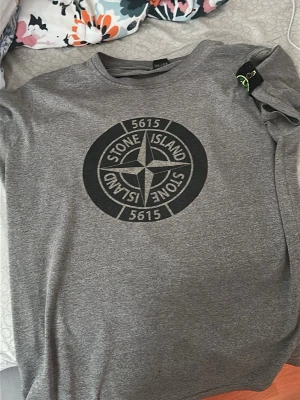 Grå Stone Island t-shirt med logga - Perfekt till sommaren har använt den 3 gånger som max den är äkta