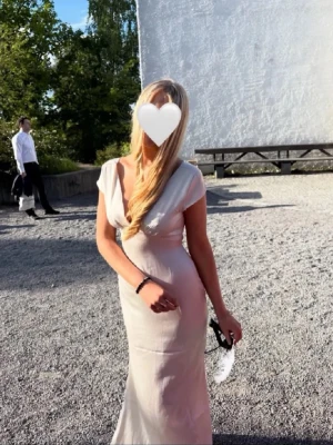 Champagne färgad klänning  - Jag säljer nu min balklänning🩷den är ljusbeige och gränsar till ljusgul( bild 3)  så himla fin i satin, öppen rygg, storlek S, längden passar mig som är 165 cm. Köp här på plick för 750! Märkte när den kom hem att den har nån liten fläck men inget som syns💗hör av er vid frågor! 