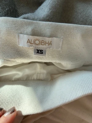 Vita linnebyxor från Alobha XS - Säljer ett par vita linnebyxor från Alobha i storlek XS. Byxorna är sparsamt använda förutom att jag fastnade med dem så det fanns några hål men alla är lagade och syns knappt vid användning❤️