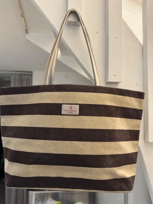 Väska. Axelremsväska.  - Snygg axelremsväska i stabilt tyg med flera fack. Som en Michael Kors i modellen. Hämtas på Hägerstensåsen eller skickas. Superskick 🤎