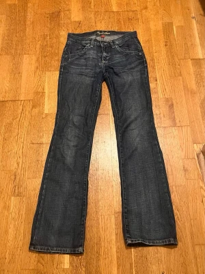 Bootcut jeans y2k - Lowwaist bootcut jeans från esprit 💗 innerben: 80 💕midja: 37