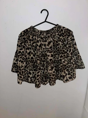 Leopardmönstrad volangkjol - Leopardmönstrad kjol från Thailand. Har använt 1 gång så det är i jätte bra skick. Finns ingen storlek på den men jag tror att de är strl S. Skriv om du har frågor.