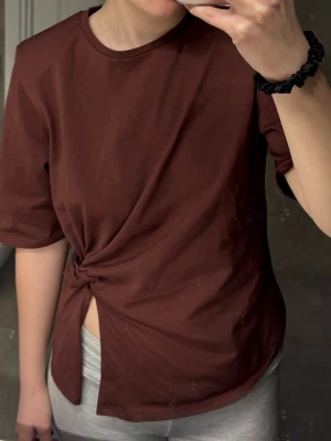 T shirt - Snygg T-shirt med knytning på sidan💕den är ny och har inte använts. Den har axelvaddar