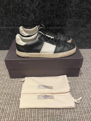 Valentino flycrew skor  - Hej, säljer nu dessa svin snygga valentino skor. Skorna är i okej skick!  Begränsat antal boxar och dustbag. Hör av dig vid frågor. 