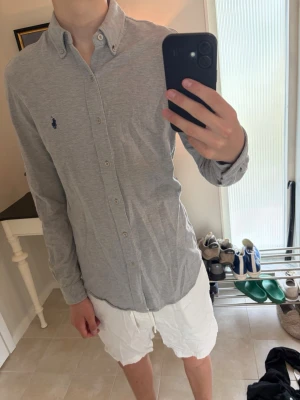 Grå skjorta från Ralph Lauren - Ralph lauren skjorta säljes! Prefekt att bära bara som den är nu till sommaren💫 nypris runt 1600! Men Avenue kliver fram med ett prima pris, dessa går snabbt så var snabba🙃 fint skick inga defekter😇 hör av dig vid frågor eller funderingar💎 Med vänlig hälsning, Avenue 