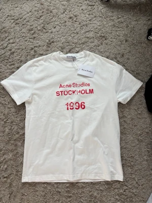 Acne studios t-shirt - Riktigt skön T-shirt från acne studios. Helt ny med pris lapp. Storlek L, bra kvalité på materialet! Priset är lågt pga en anledning!!