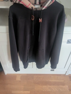 Burberry hoodie, svart - Riktigt snygg hoodie i bra kvalitet. Storlek M passa på!