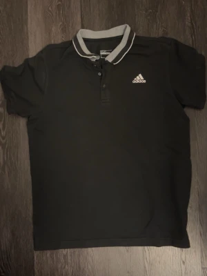 Svart Golf pikétröja från Adidas - Golf piké från adidas, verkar vara storlek M, Sitter lite tajt på armarna på mig som är 180 lång