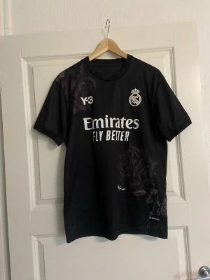 Real madrid tshirt Y-3 - Y-3 Edition. Fint skick!