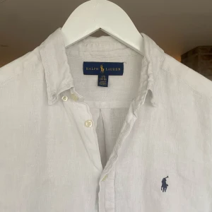 Ralph lauren linneskjorta  - Säljer denna riktigt feta Ralph lauren 100% linneskjortan⭐️STORLEK 14-16 = S/XS!🙌Skick : 9,5/10!🤝Hör av er om ni har funderingar!👍