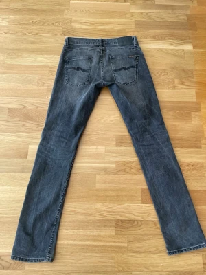 Nudie jeans straight fit - Säljer ett par feta nudie jeans! Midja: 41 cm, Ytterben: 107cm, Benöppning: 17,5 cm. Hör gärna av er vid frågor!