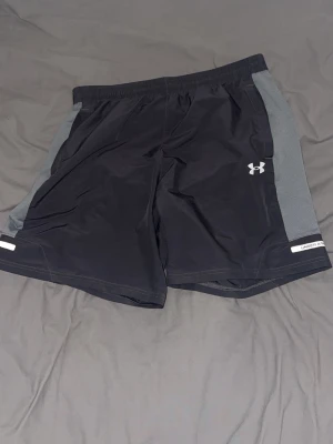 Under armour tränings shorts  - Hej idag säljer jag mina shorts då jag beställde i fel storlek. Och har använt dom 3gånger max. Funkar till gymmet,träning eller använda dom när man ska ut. Storlek L