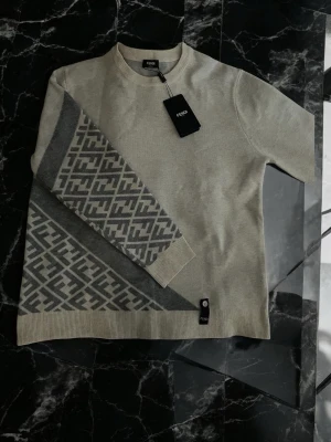 FENDl stickad tröja färg beige/grå strl M - Snygg stickad tröja beige med gråa mönster storlek M oanvänd