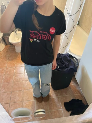 Svart T-shirt med Coca-Cola tryck  - Säljer en svart T-shirt i storlek M med Coca-Cola tryck på bröstet😊