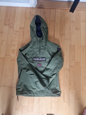 Napapijri jacka mörkgrön - Jag säljer denna napapijri jacka då den är för liten för mig. Den har små tecken på slitage men inte mycket eller jätte synliga