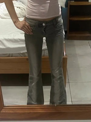 Grå weekday jeans - Säljer ett par jättesnygga kvargjeans från weekday/ cheap monday 💗de är i strl 25 men känns som xs.