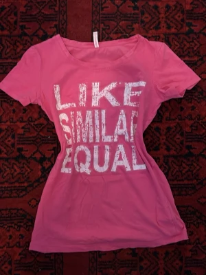 Rosa t-shirt med tryck - Storleken är M men passar perfekt för S