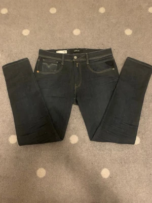 Replay ANBASS jeans mörkblå  - Skick 10/10.  Knappt andvända. Inga defekter. Storlek 33w passar även 32w. Gjort av ett riktigt starkt material. 