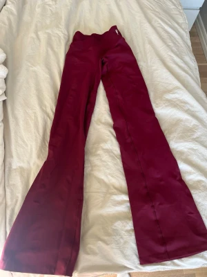 Vision flares - Limited edition Winter Berry - Vision flares från Dfyne i vision kollektionen i färgen Winter Berry som var limited edition, byxorna passar ej längre men är använda fåtal gånger. Finns topp i samma kollektion att köpa. Finns inte på hemsidan❤️